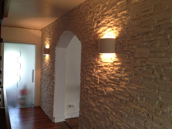 Die Wand in Steinlook und mit Licht
